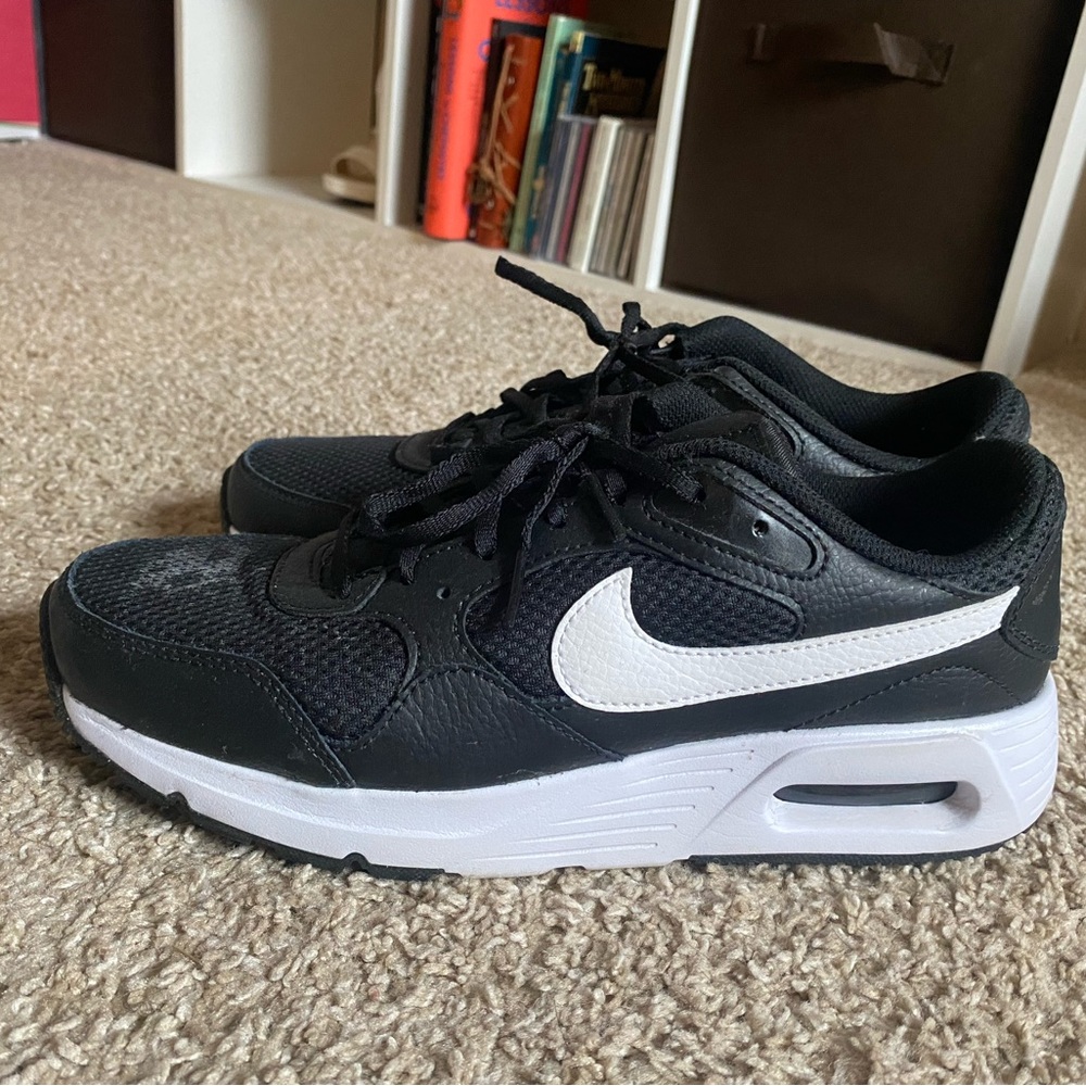 Size 8 Nike pros barely worn